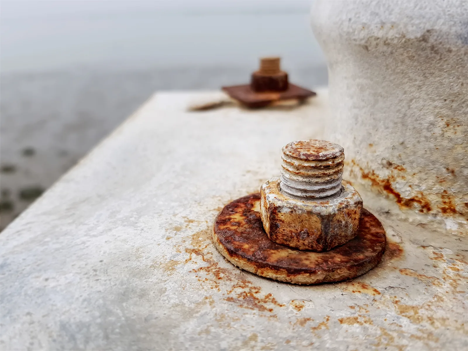 O sal em suspensão no ar chega a quilômetros da praia e corrói metal exposto muito mais rápido que no interior.