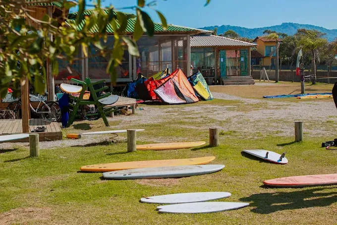 Pranchas e kites no gramado do Casa diPraia
