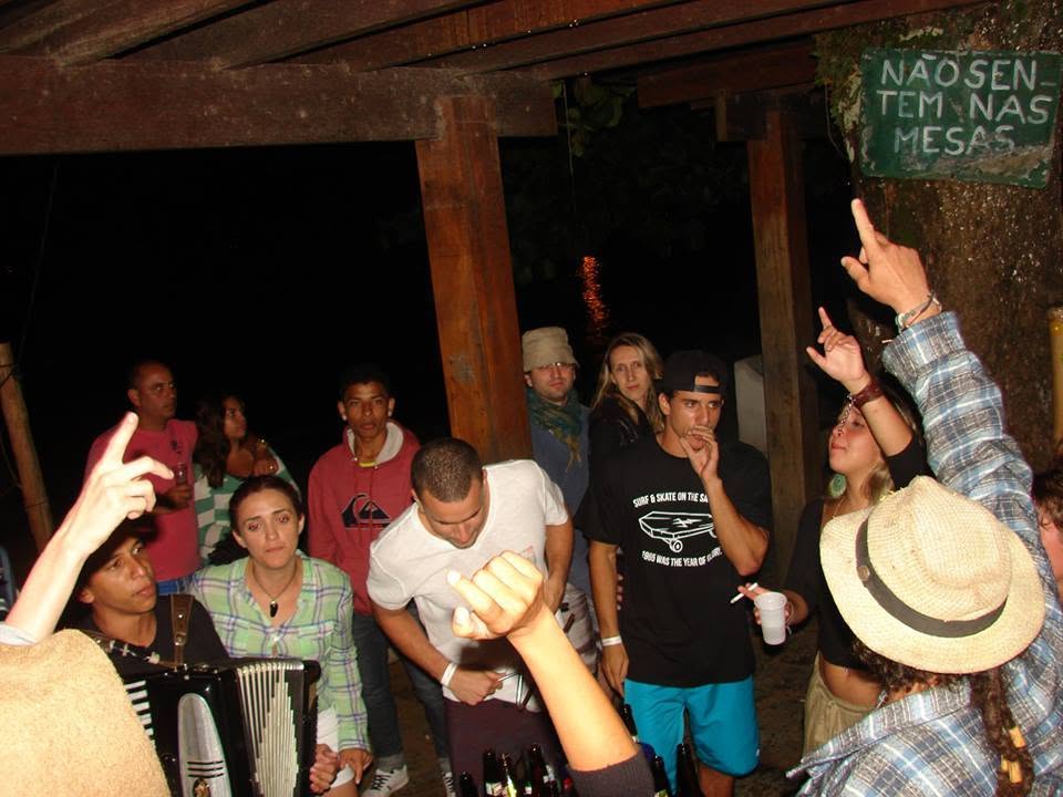 A festa embaixo da placa que pede para não sentar nas mesas