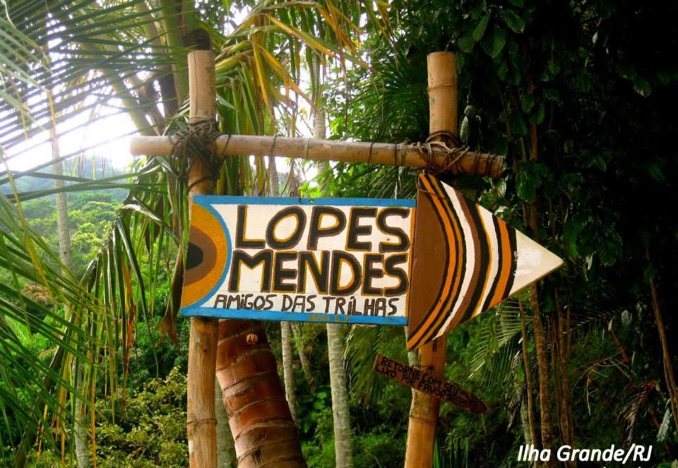 Placa de madeira apontando o caminho para Lopes Mendes