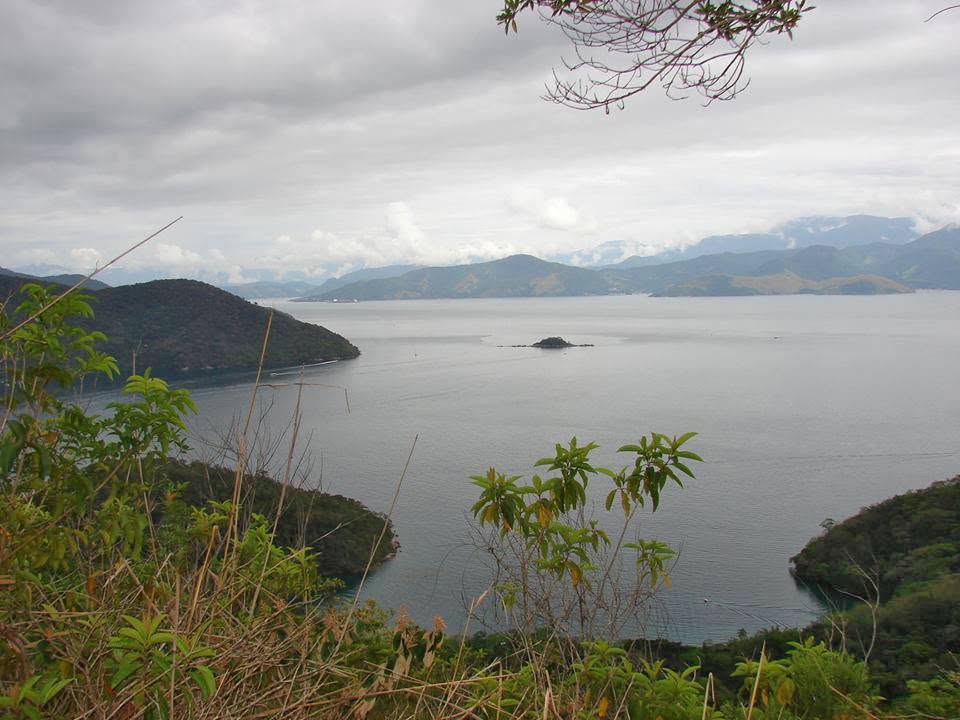 A baía vista do alto, em dia nublado