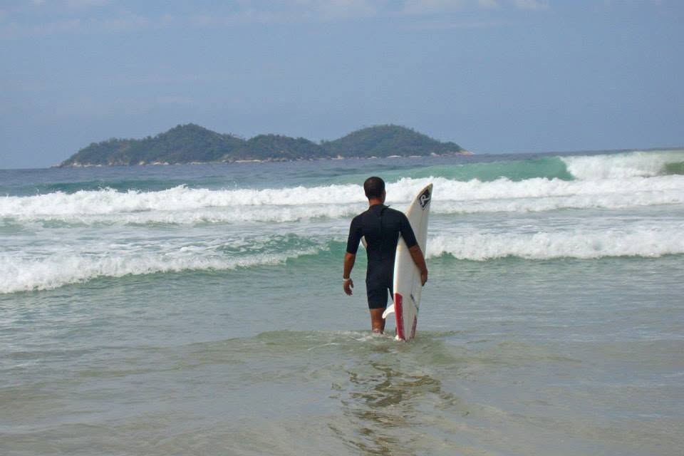Surfista entrando na água em Lopes Mendes