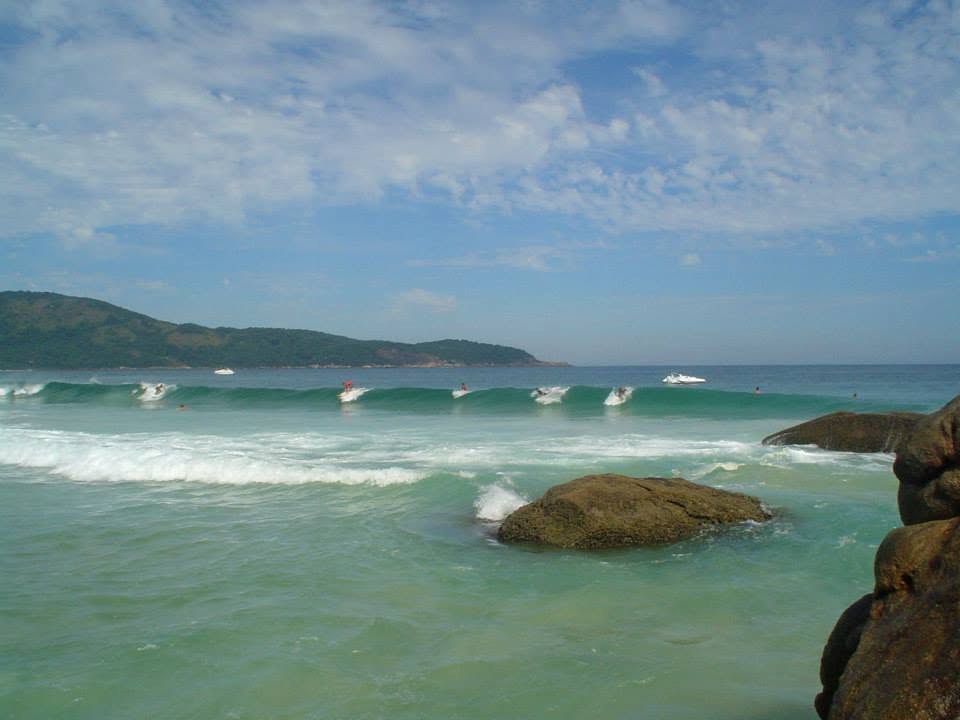 A série chegando, com surfistas na linha