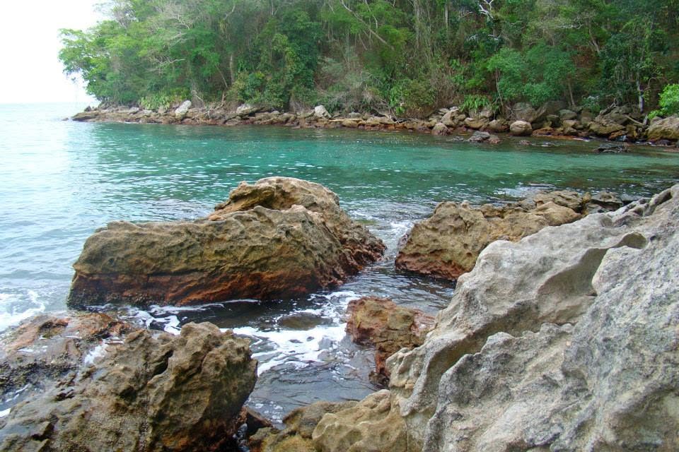 Pedras e água transparente