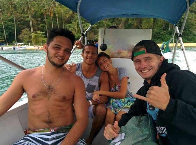 O grupo no barco, com as palmeiras ao fundo