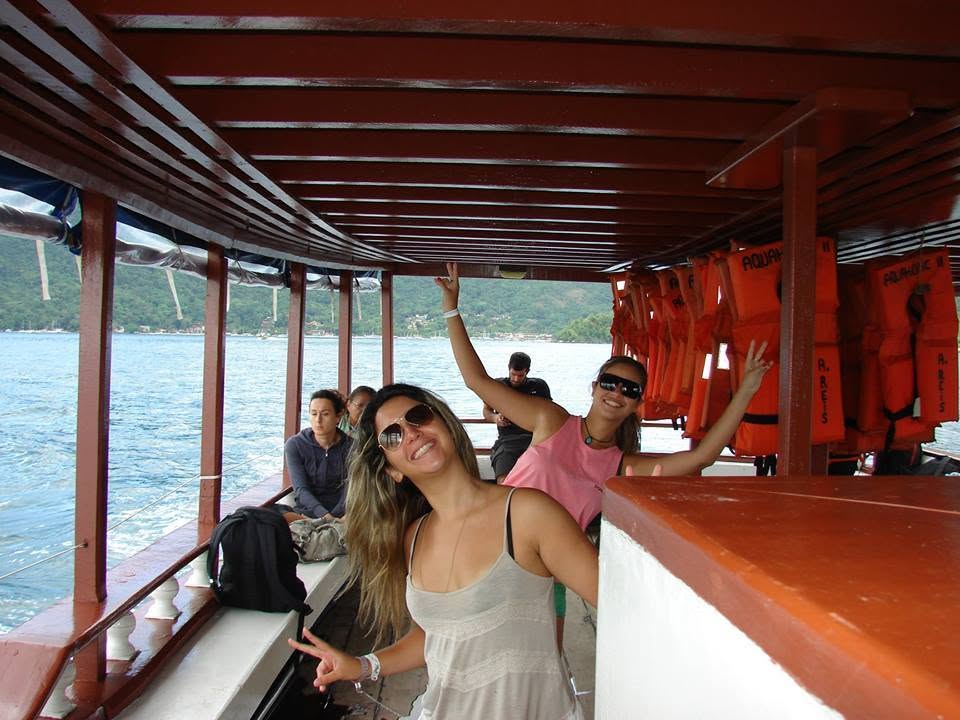 Dentro do barco, na travessia para a Vila do Abraão