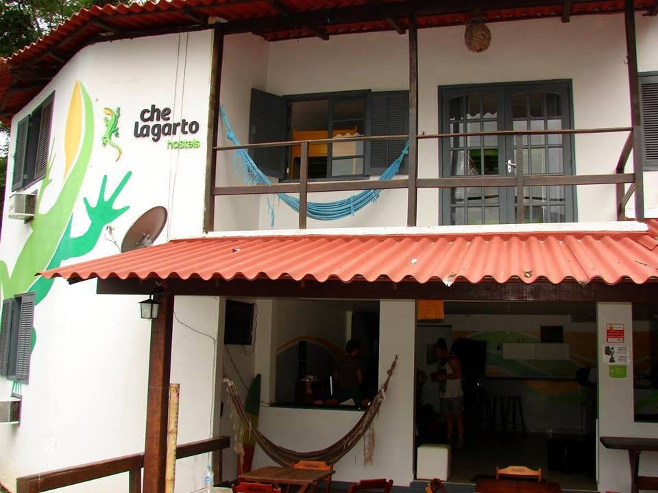 Fachada do Che Lagarto Hostel, na Vila do Abraão