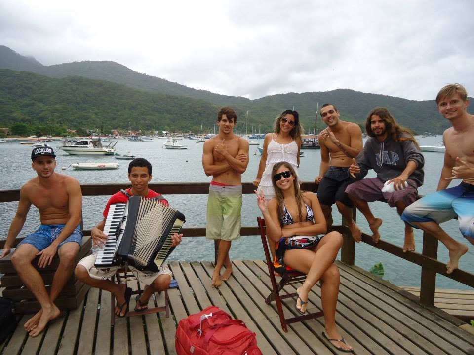 O deck de madeira, o grupo e o sanfoneiro Philipe