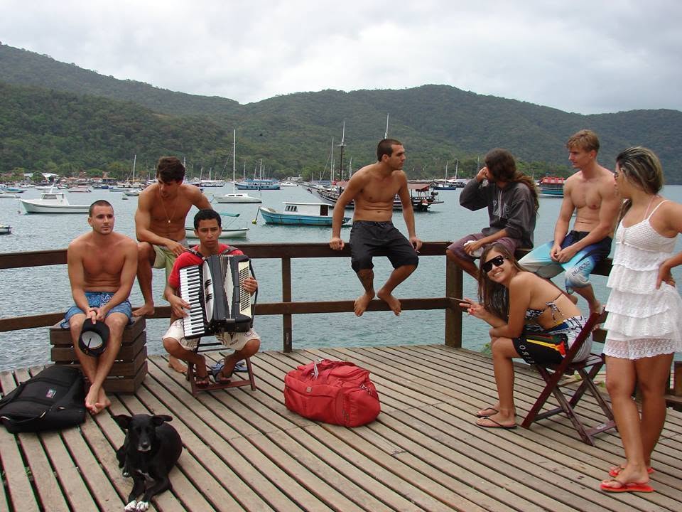 O mesmo deck, em plano aberto, com os barcos ao fundo